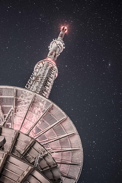 Beleuchteter Sender Inselsberg im Winter bei Nacht